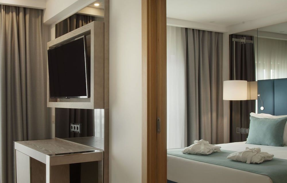 TURIM Presidente Hotel Superior Suite, Partial Sea View 14