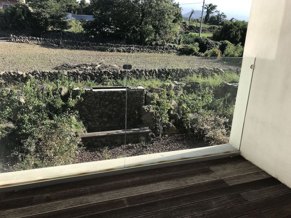 Terrace Hill Resort Terraced resort pension with deck & mountain view 4