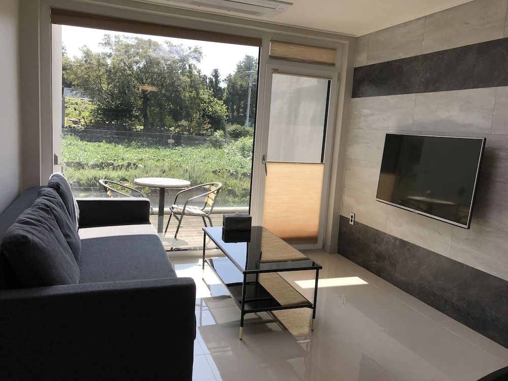 Terrace Hill Resort Terraced resort pension with deck & mountain view 2