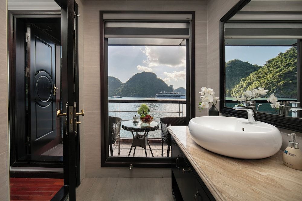 Le Theatre Cruise Junior Double or Twin Room, Balcony, Bay View 6