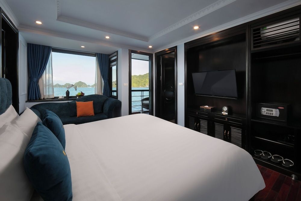 Le Theatre Cruise Junior Double or Twin Room, Balcony, Bay View 3