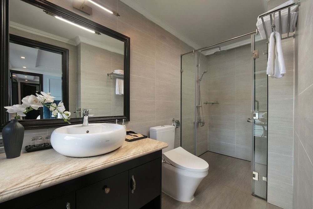 Le Theatre Cruise Junior Double or Twin Room, Balcony, Bay View 5