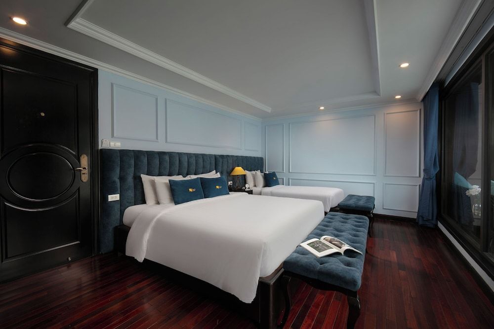 undefined Le Theatre Cruise 4