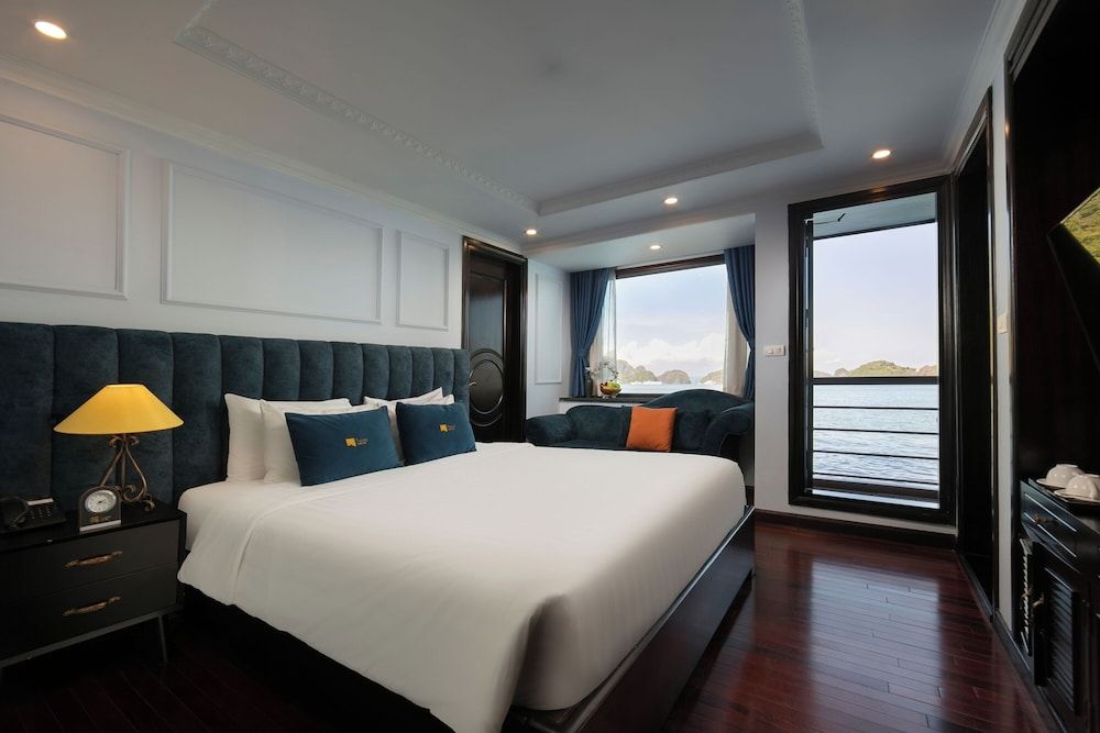 Le Theatre Cruise Junior Double or Twin Room, Balcony, Bay View 2