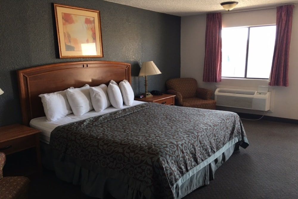 Executive Inn Hebbronville Standard Room, 1 King Bed, Non Smoking 5