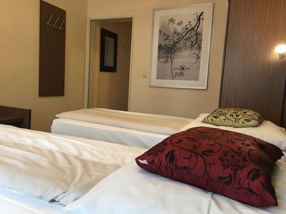 AltDüsseldorf Standard Double or Twin Room 2