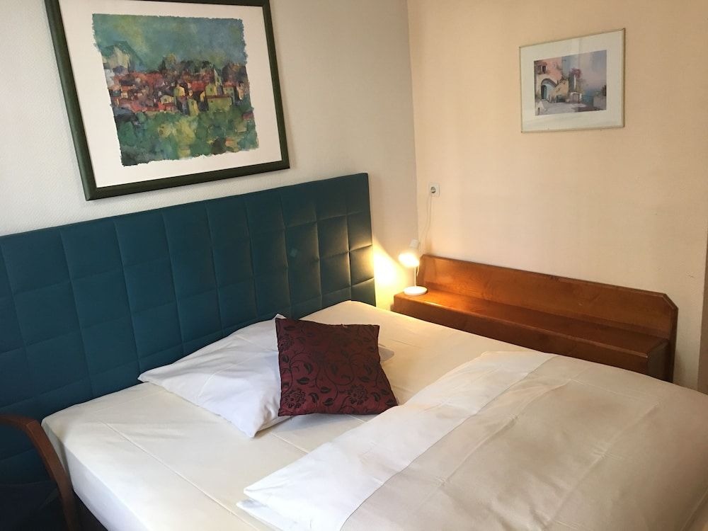 undefined AltDüsseldorf 7