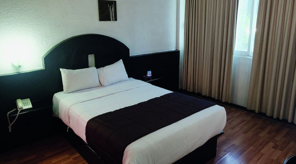 HI Hotel Impala Double Room 2