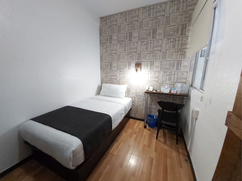 HI Hotel Impala Single Room 2