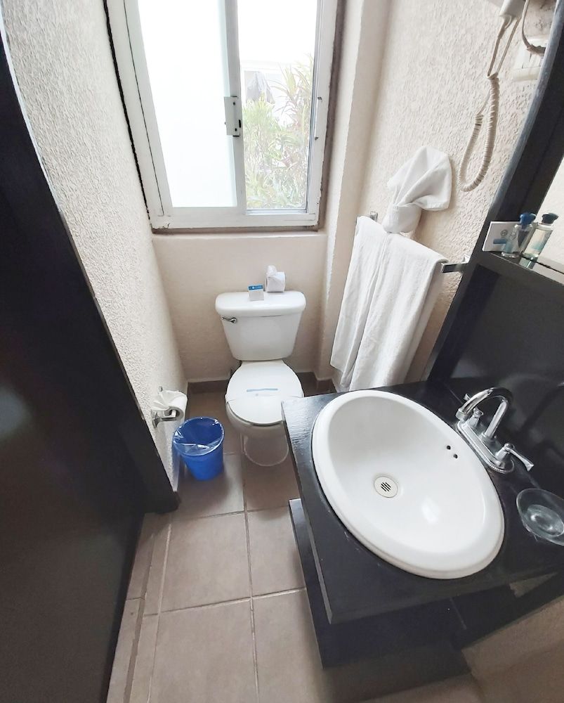 HI Hotel Impala Quadruple Room 6