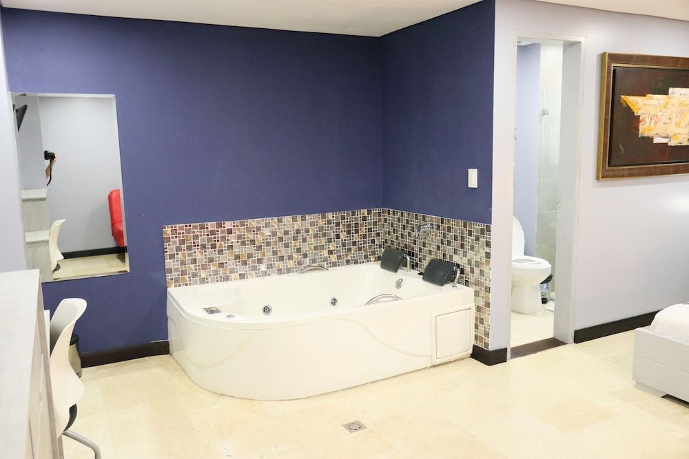 Hotel Lleras 10 Suite, Jetted Tub 8