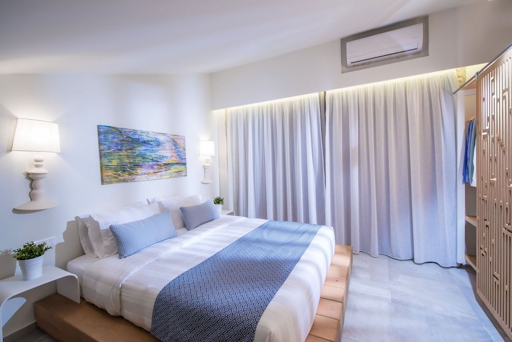 Suite, Pool View (Split Level)