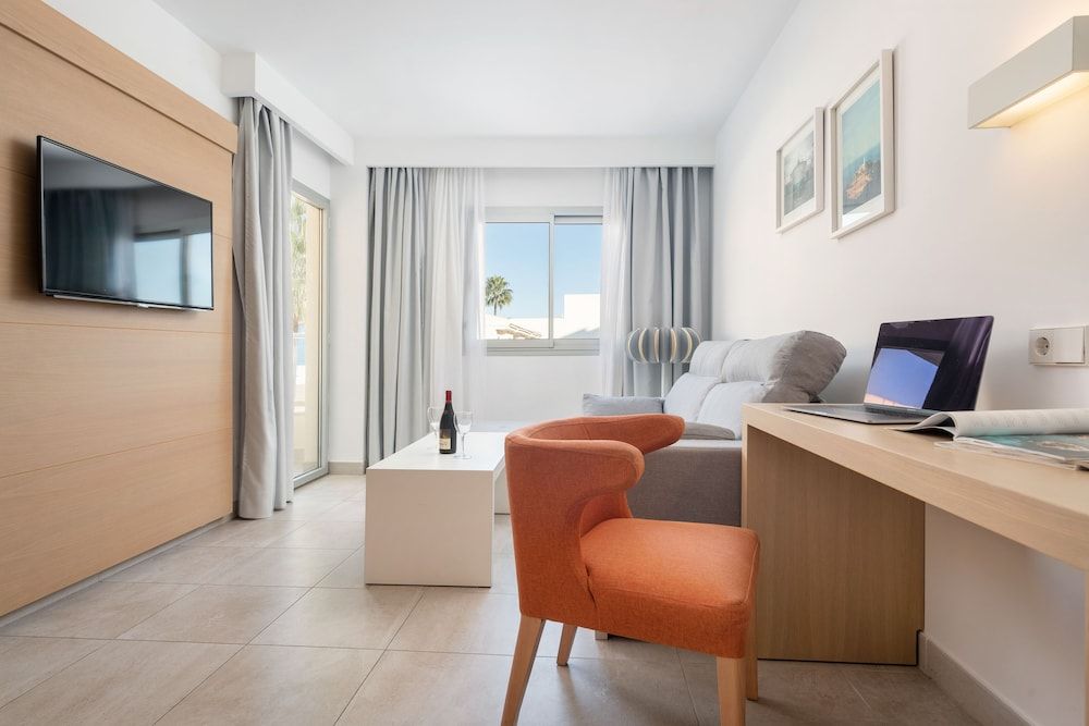 Suite, Balcony, City View