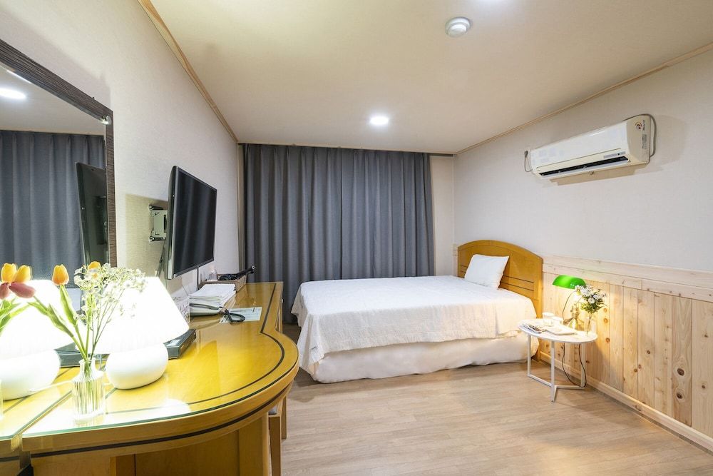 undefined New Jeju Hotel 4