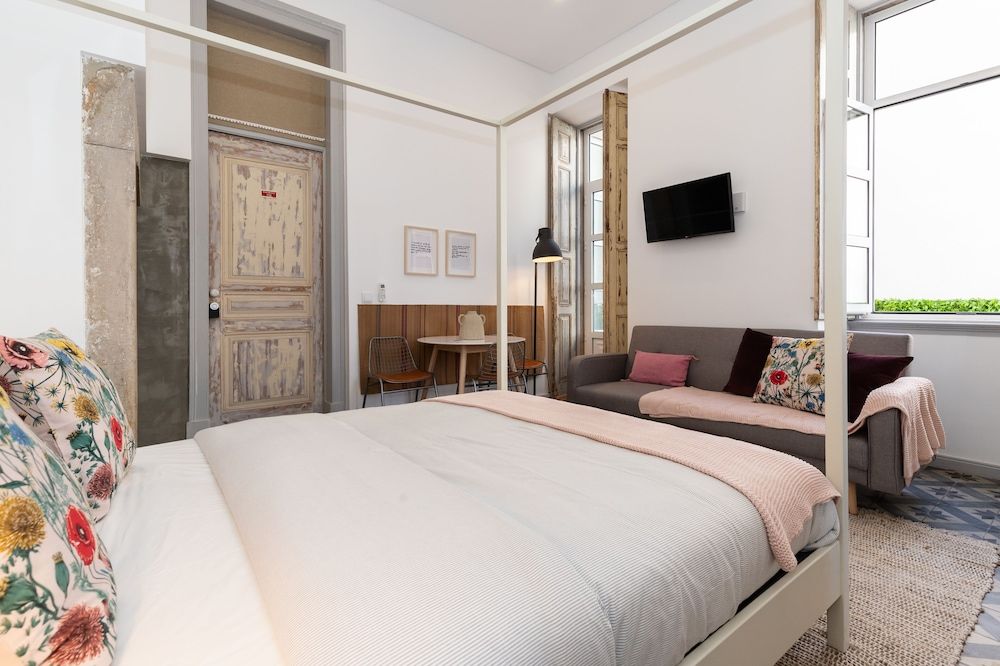 Deluxe Studio, Queen and Sofa Bed, Pool View