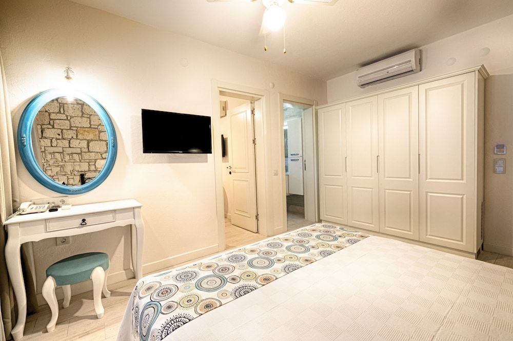 Bademli Konak Otel 1+1 Deluxe Suite on the Garden Floor - 1 queen bed and 2 single beds 5