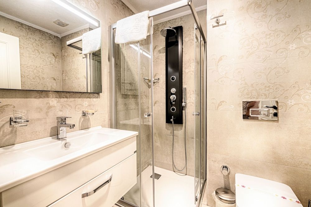 Bademli Konak Otel Double Room with Balcony - 1 Queen bed 4