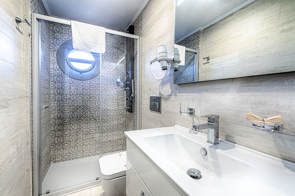 Bademli Konak Otel 1+1 Deluxe Suite on the Garden Floor - 1 queen bed and 2 single beds 4