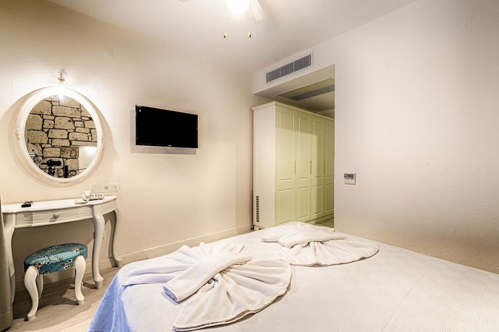 Bademli Konak Otel Double Room with Balcony - 1 Queen bed 5