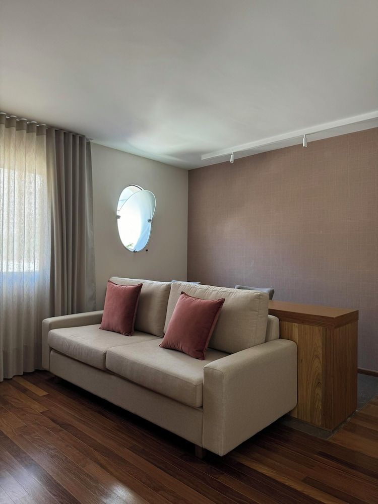 Regent Park Hotel Deluxe Twin Room 6