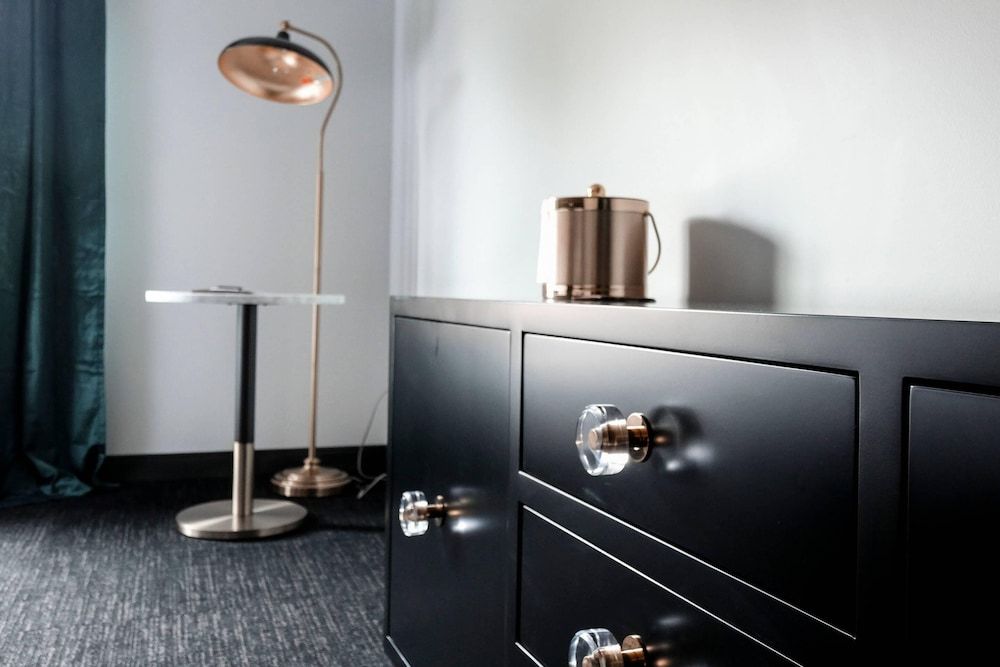 The Inn Hotel Lake Okoboji, an Ascend Collection Hotel Room, 1 King Bed, Accessible, Non Smoking 9