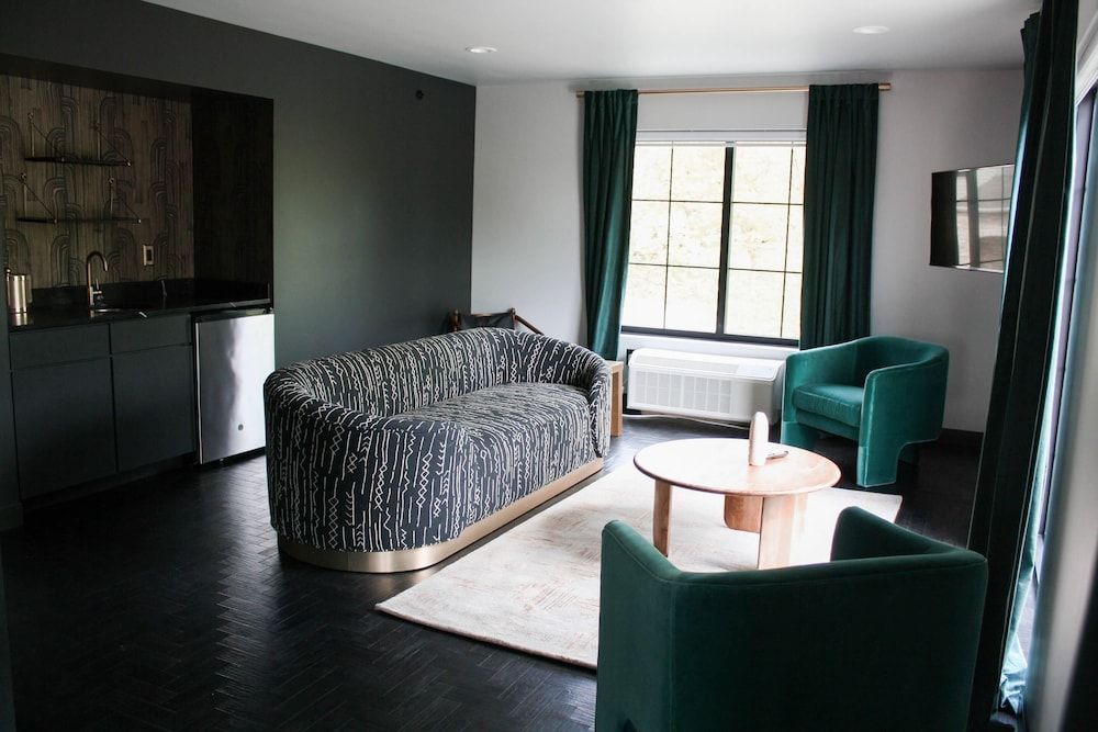 The Inn Hotel Lake Okoboji, an Ascend Collection Hotel Suite, 1 King Bed, Non Smoking 11