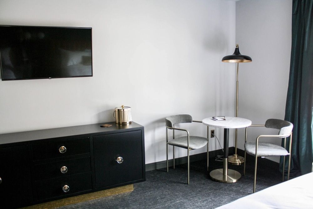 The Inn Hotel Lake Okoboji, an Ascend Collection Hotel Room, 1 King Bed, Accessible, Non Smoking 10