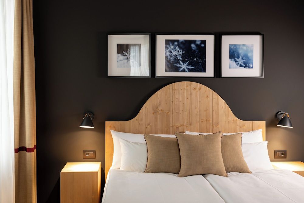 Deluxe Double Room (Chestnut Embrace)