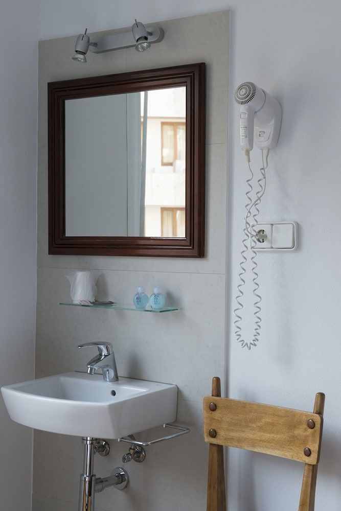 Hostal Ripoll Ibiza Triple Room, Shared Bathroom 3