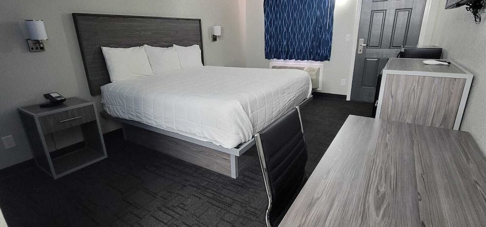 Green Country Inn Deluxe Room, 1 King Bed 4