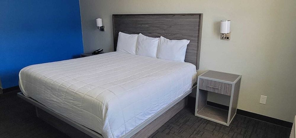 Green Country Inn Deluxe Room, 1 King Bed 2