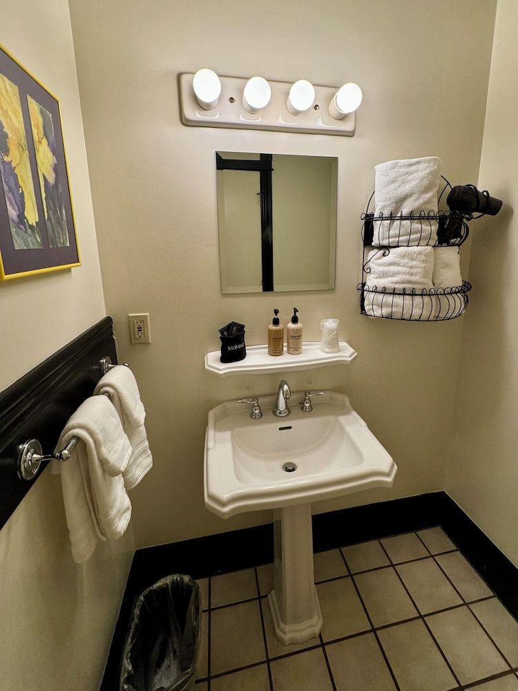 The Block Hotel Bisbee Signature Room, 1 King Bed 3