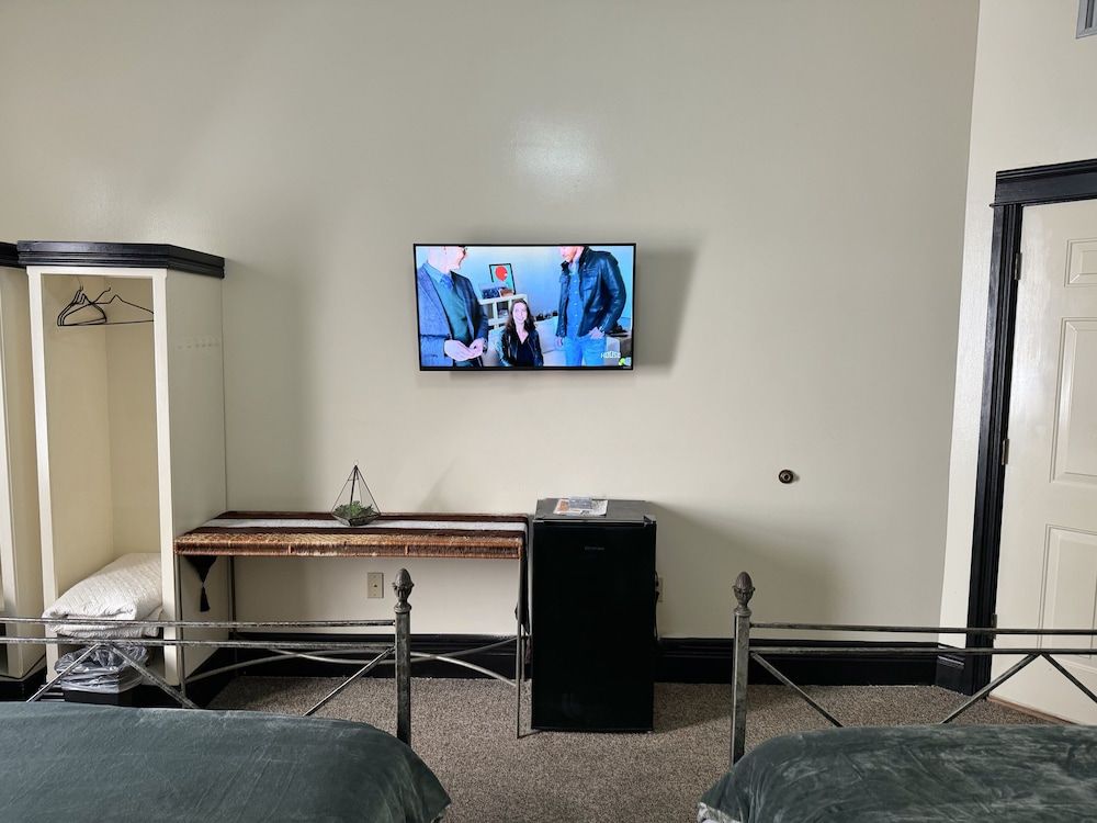 The Block Hotel Bisbee Deluxe Room, 2 Queen Beds 6