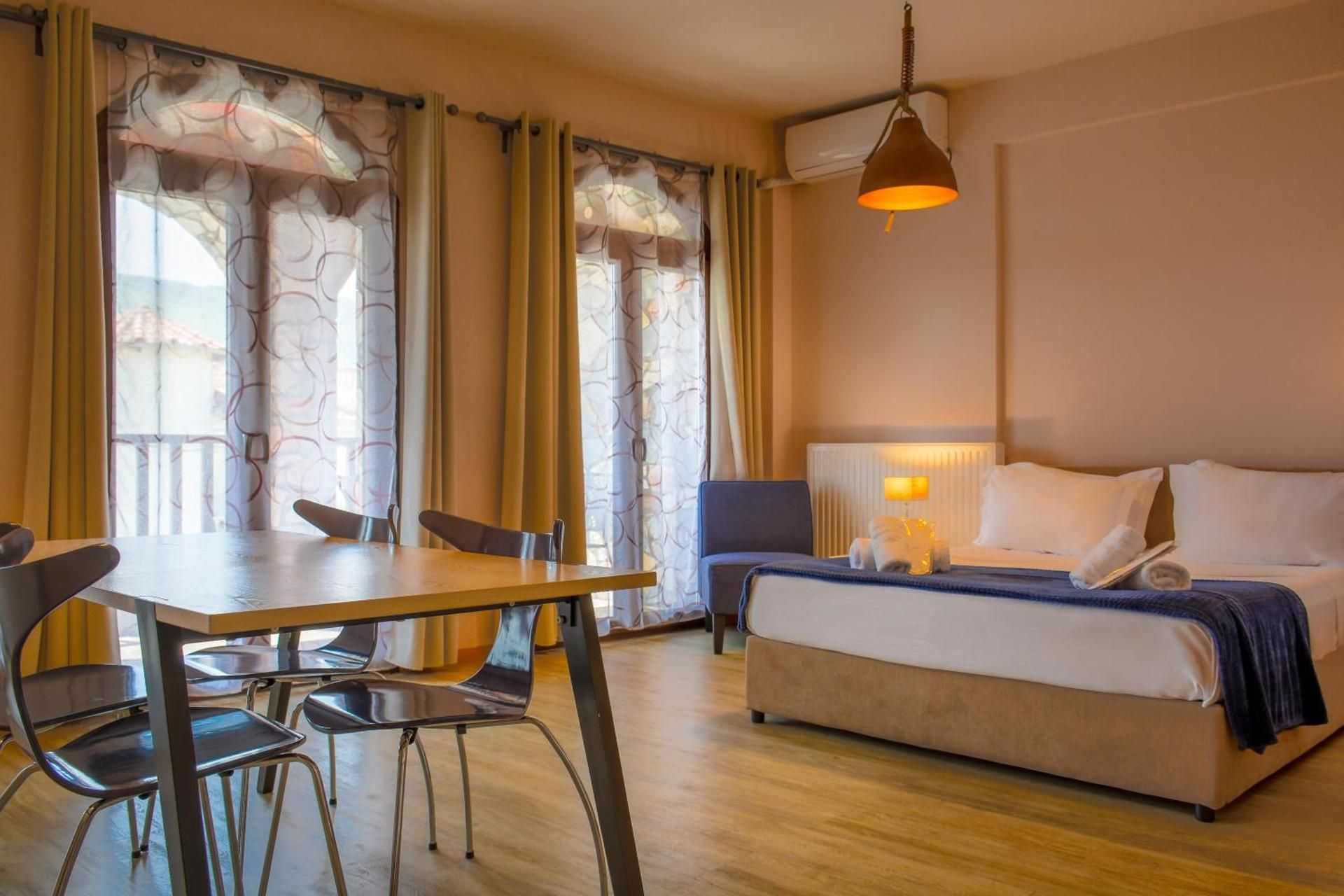 Deluxe Family Suite with Street View