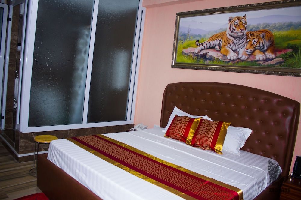 Plus 33 Hotel Standard Room, Non Smoking 2