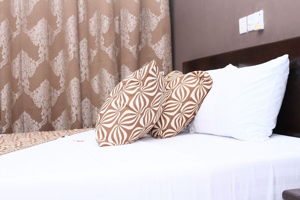 Plus 33 Hotel Standard Room, Non Smoking 3