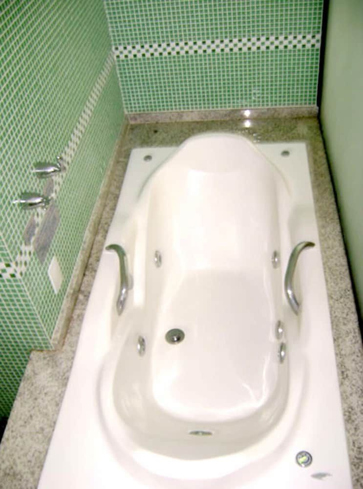 Deep Soaking Bathtub