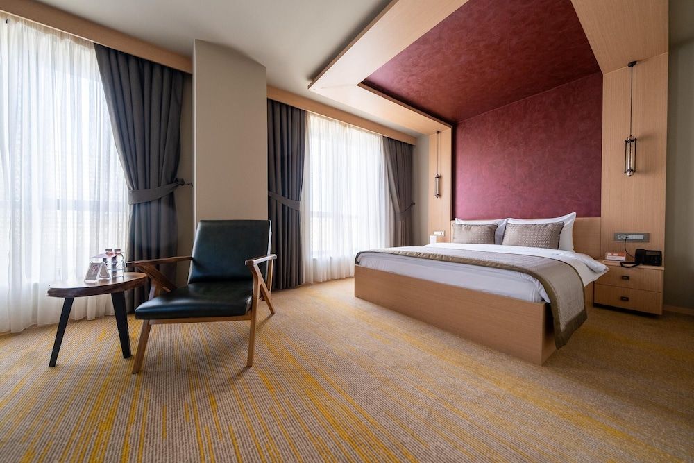 Avec Hotel Room, 1 Double Bed, Corner