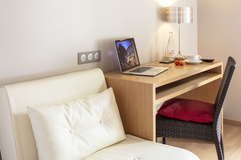 Hotel La Chaumiere Superior Double Room 4