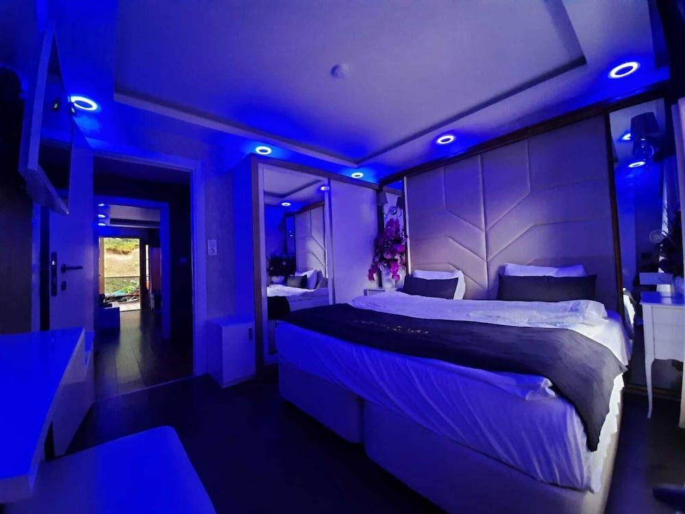 Honeymoon Suite