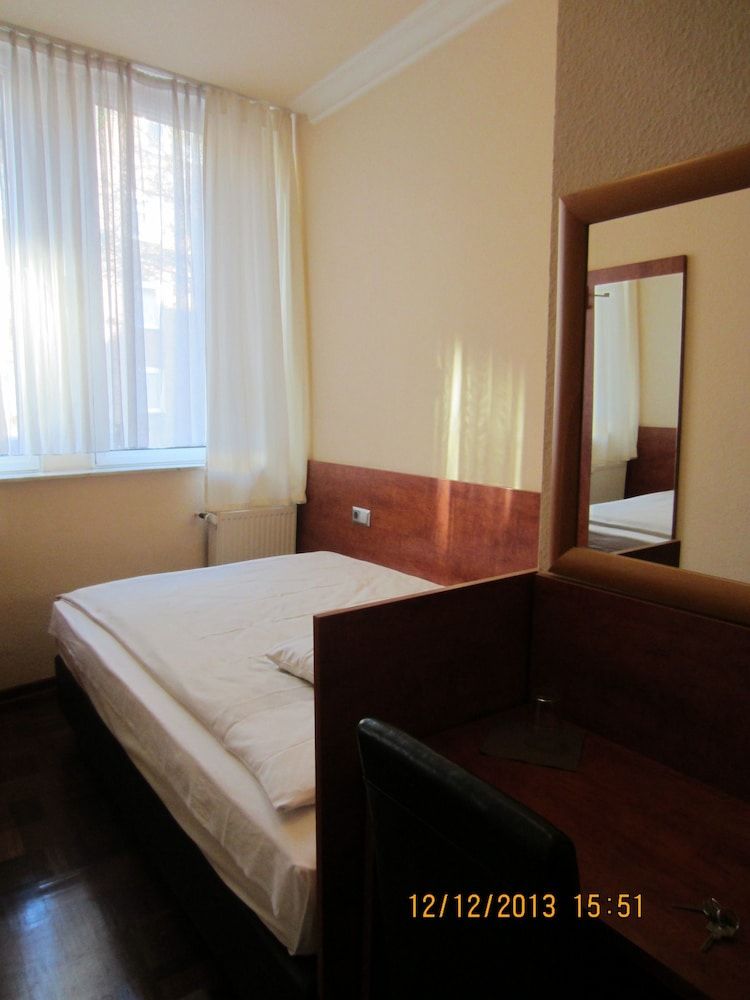 Standard Single Room with shower and shared  toilette