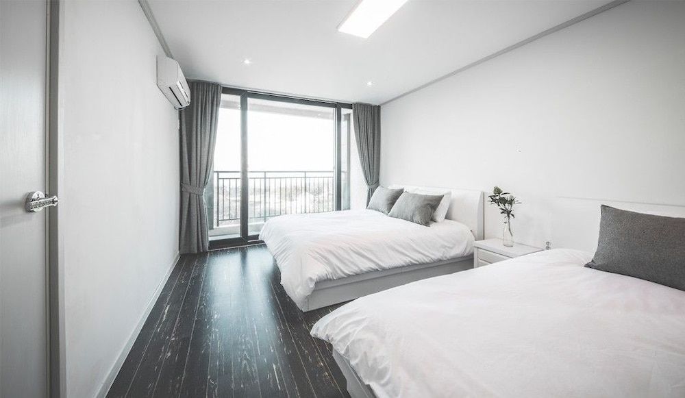 undefined By the Hill Jeju 10