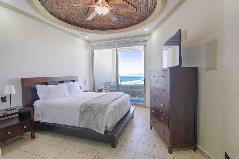 Classic Condo, 3 Bedrooms, Ocean View
