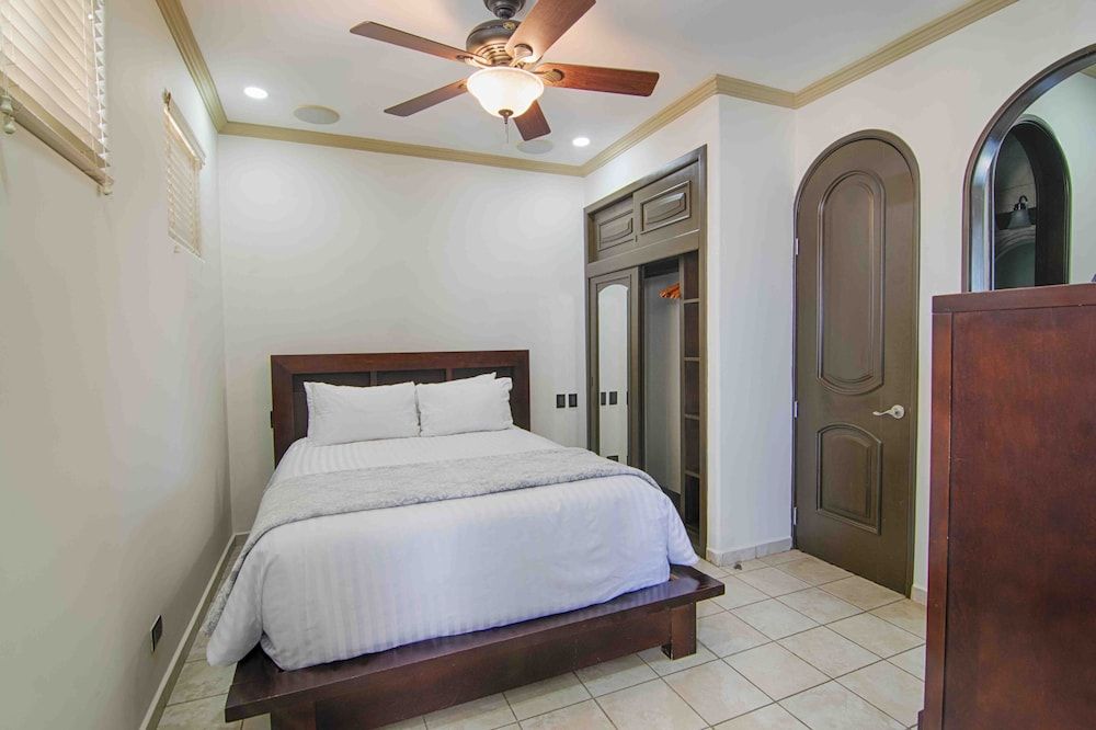 Classic Condo, 3 Bedrooms, Ocean View