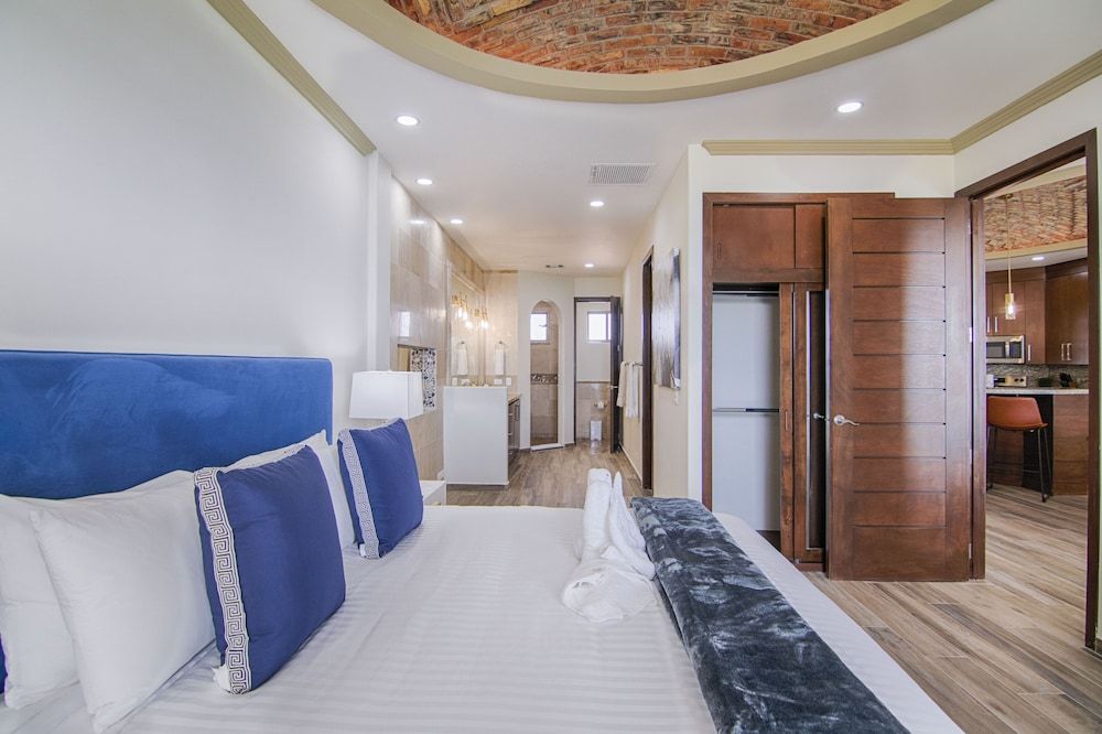 Classic Condo, 2 Bedrooms, Ocean View