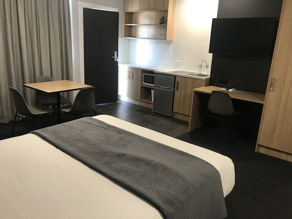 Frewville Motor Inn Family Room, Kitchenette 2