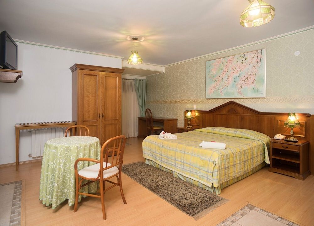 Suite, Fireplace