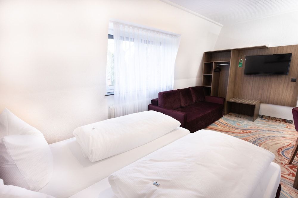 Firzlaffs Hotel Neumünster Standard Triple Room 9