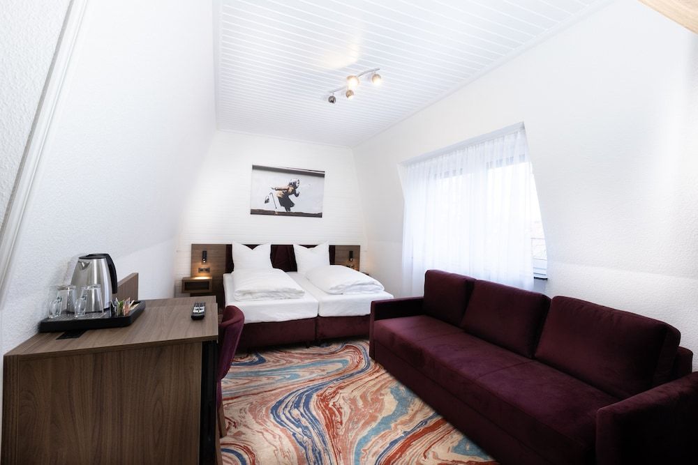 Firzlaffs Hotel Neumünster Standard Triple Room 8