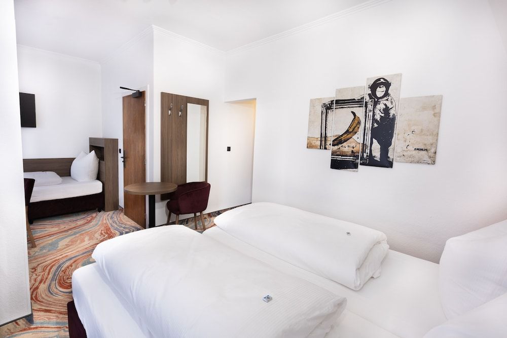 Firzlaffs Hotel Neumünster Standard Triple Room 10